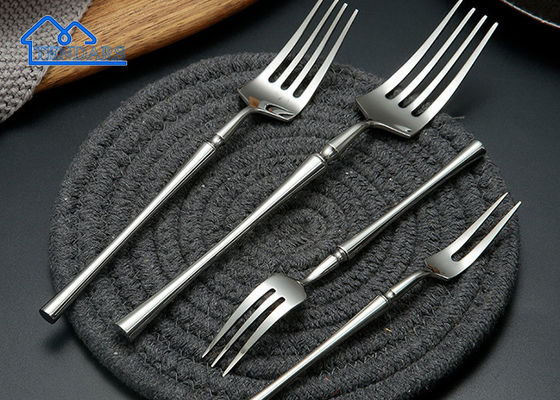 Đồ ăn tròn trang trí bàn cho bữa tiệc cưới