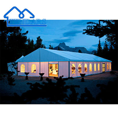Tiệc họp mặt gia đình Lều Marquee Khung mạ kẽm Vải PVC Cấu trúc tán có khoảng cách rõ ràng