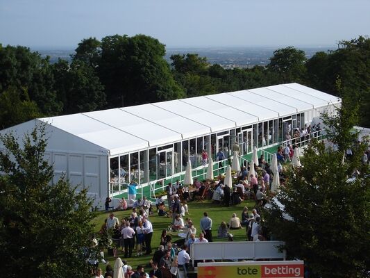 25x40m Tấm ốp tường bằng kính G Series A-Frame A-Frame Marquee Party Lều Chống thấm nước Tường kính cường lực Trình diễn thời trang Đường băng