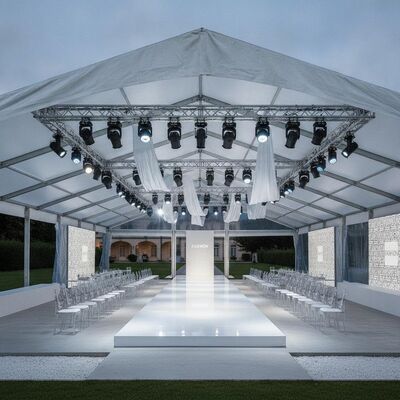 Trình diễn thời trang Sàn diễn Đường băng Đảng Marquee Lều Chiếu sáng chuyên nghiệp Giàn khoan nội thất màu trắng Nhà thiết kế châu Âu Sự kiện Cấu trúc tán